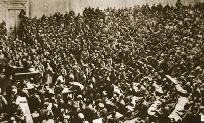 Arbeiter und Soldaten stürmen die Duma, 1917 (Sepia-Foto) von Russian Photographer